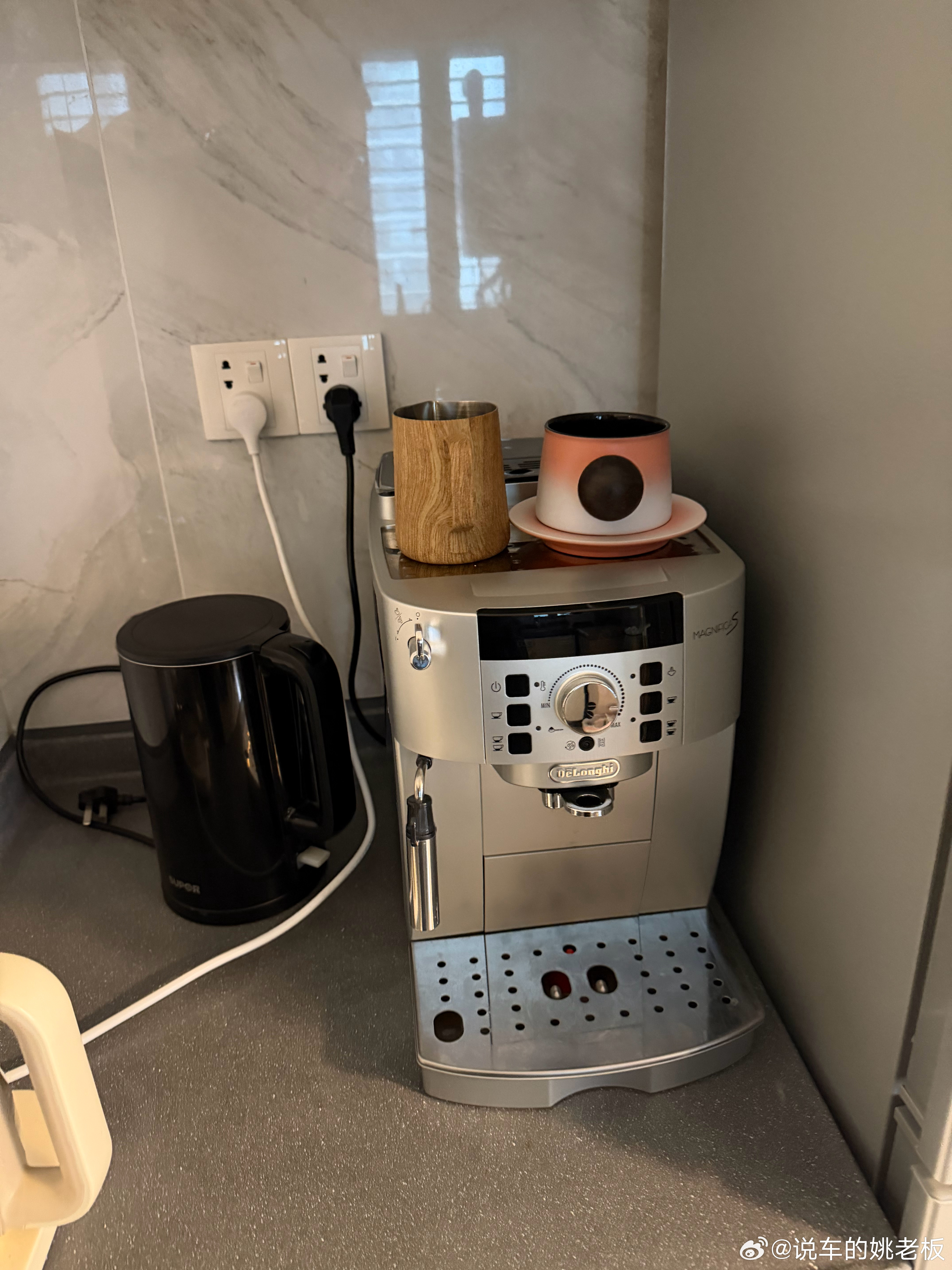 为了给小伙伴们的幸福感 今儿把家里的咖啡机拿过来了 还买点进口咖啡豆 ，还买了制