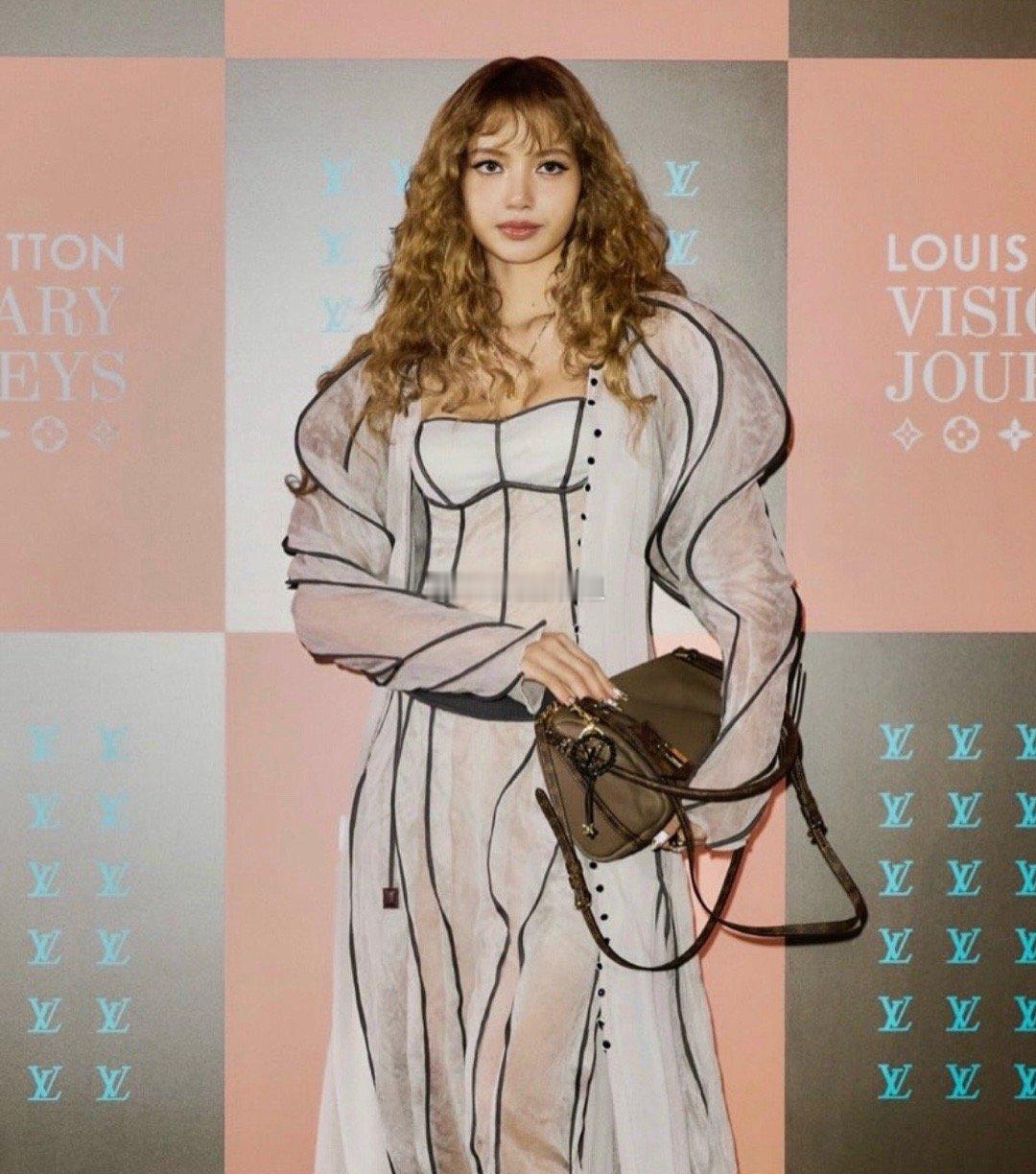 路易威登全球品牌大使LISA亮相首尔LV远见之旅，以一袭梦幻礼服惊艳登场，完美剪