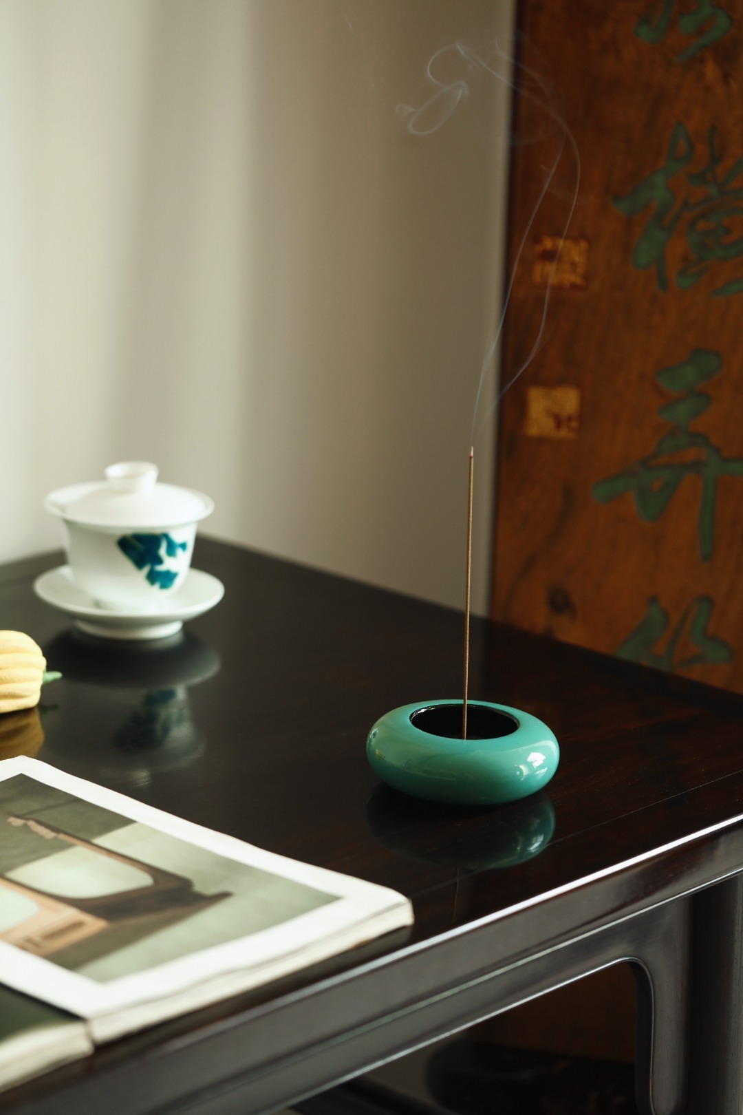 大漆丨海青蓝·香炉非遗大漆工艺，裱布刮灰，层层髹漆数十道，做工精致细腻，案几燃香