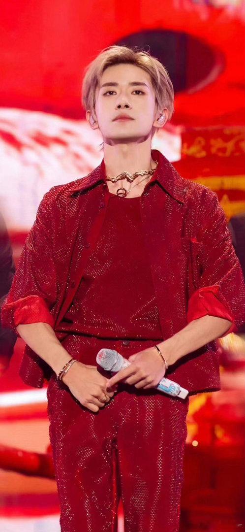 易烊千玺的简历写不下了 别人简历写不下是因为废话多，易烊千玺写不下是因为实绩太满
