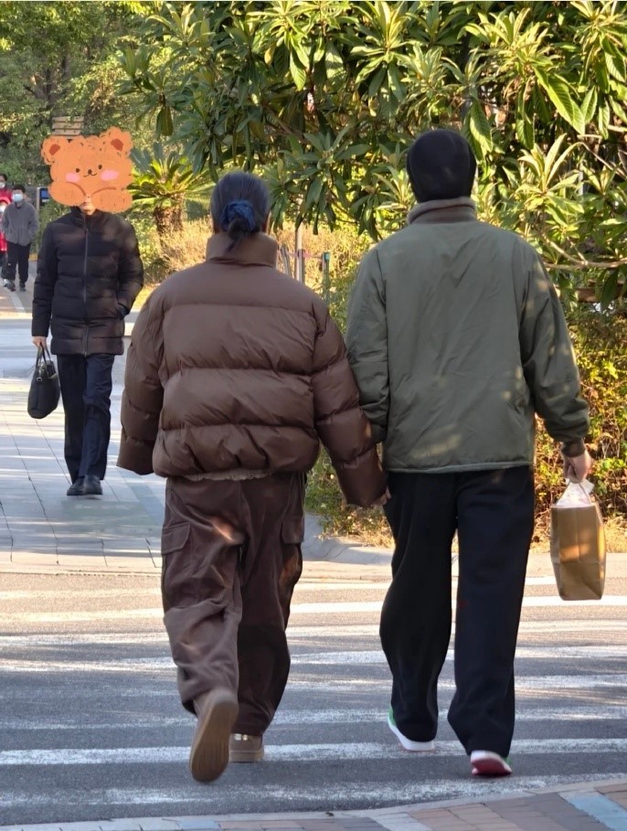 朱丹周一围牵手散步 有网友在杭州偶遇朱丹和周一围牵手散步，夫妻俩感情真好，平淡又