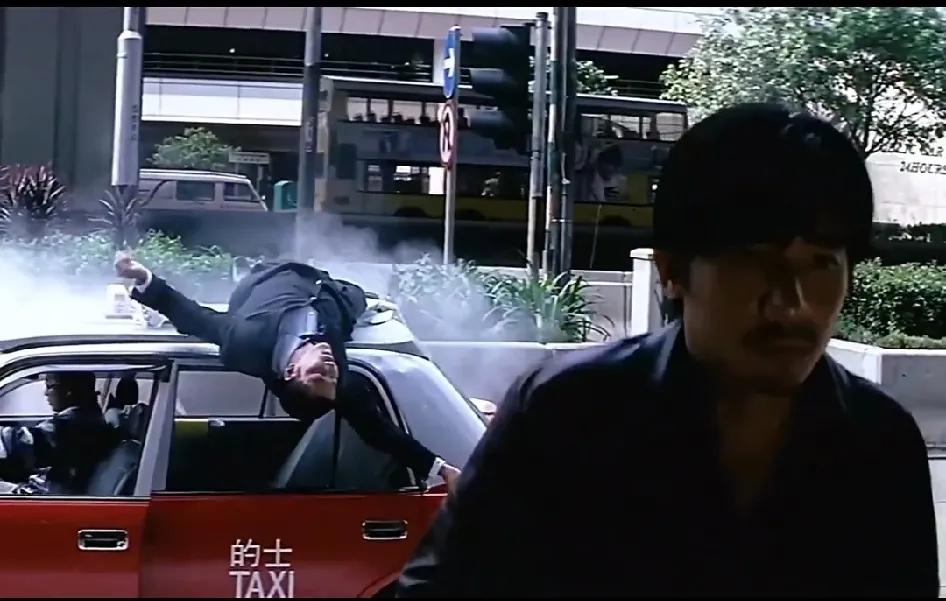 原来是替身啊，我以为他多有种自己摔的呢，像这种自己本职工作都不敢亲力亲为的人，还