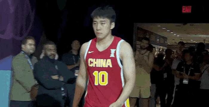 王俊杰哭了，突然想到去年U18张子宇决赛输给澳大利亚也哭了，你们都是男女篮未来的