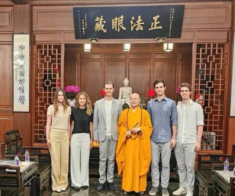 阿萨德
灵隐寺
不虚此行
高僧指点   我佛慈悲
逃过大劫   全家平安
[祈祷