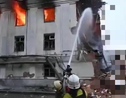 特朗普放狠话：
炸莫斯科、炸北京？
现在的美国，早没这本事了！

真是越听越好笑