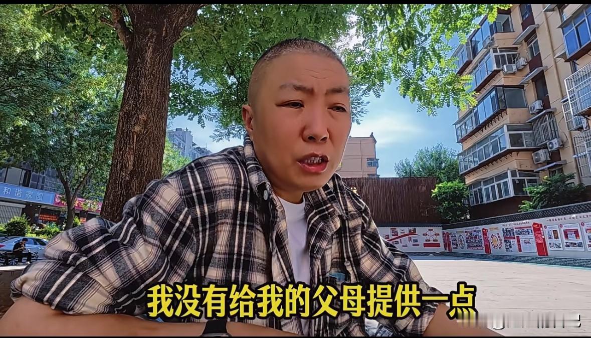 到底应不应该牺牲自己去照顾父母，他的视频让我们知道，我们老了应该怎么养老。

我