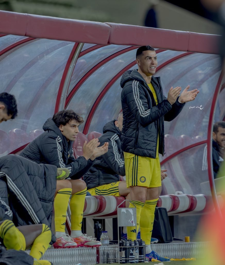 C罗c罗生涯965球 穿着黑色羽绒外套在替补席嘎嘎乐 