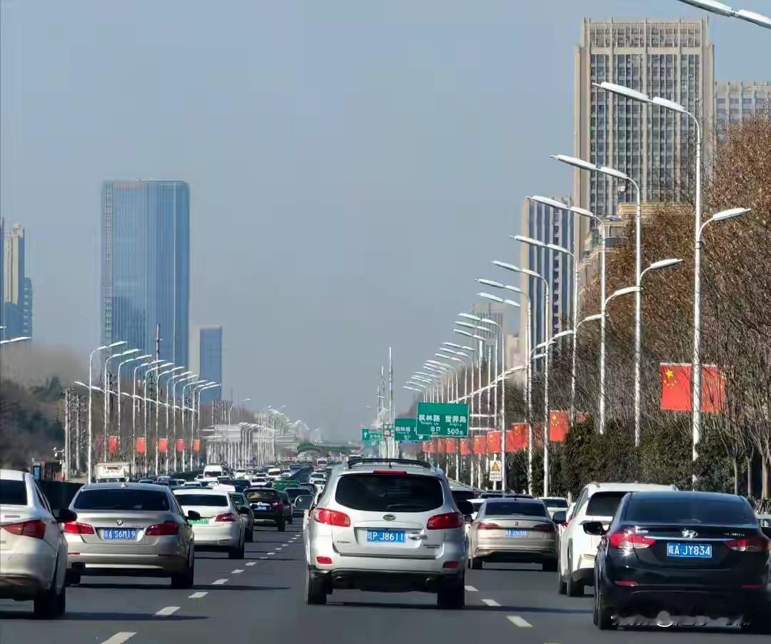 随着这几年国家不断的提升国防和军事能力，民生与反腐时刻牵动着国家命运发展的大方向