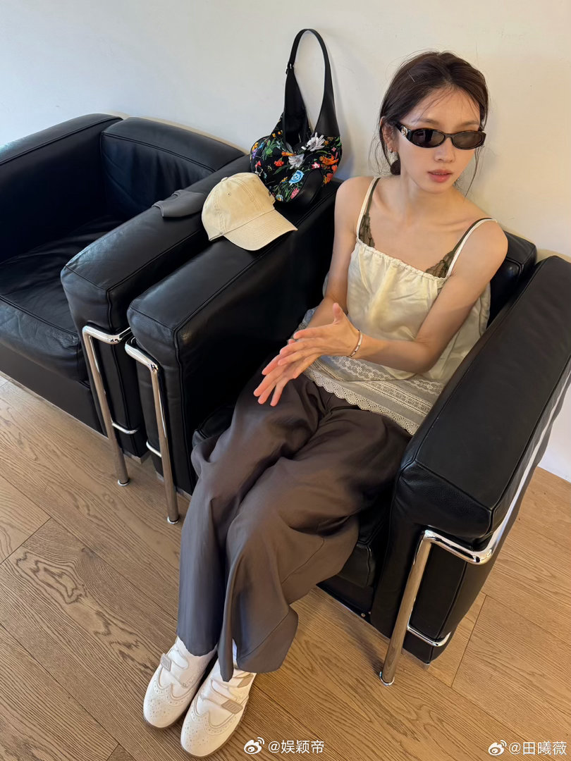 田曦薇发了七张没刘海的照片田曦薇有刘海是甜妹没刘海是御姐  别人换发型是换风格，
