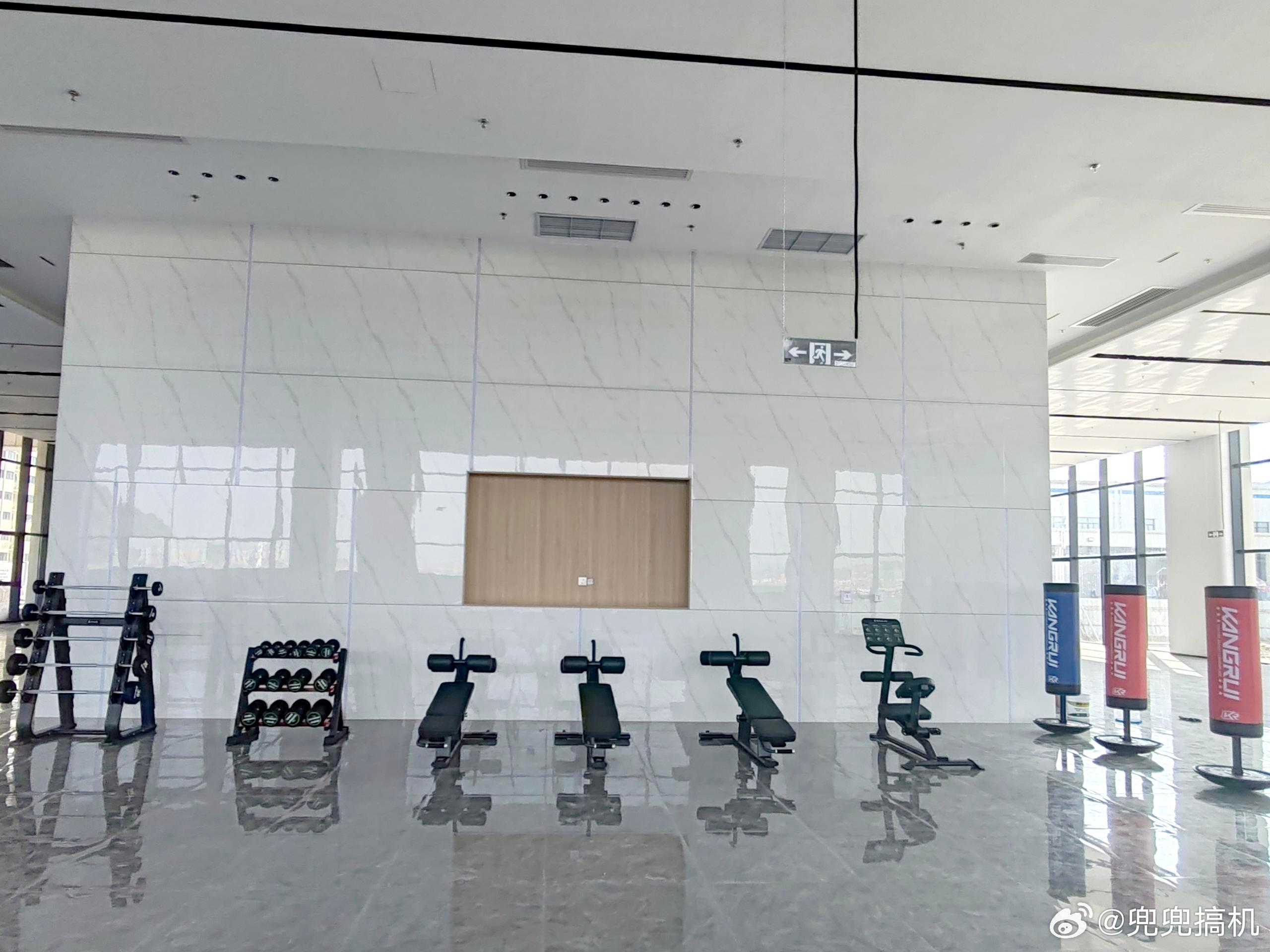 比亚迪销量突破460万辆，连续四年全球第一，订单火爆产能急需跟上。此次大规模招聘