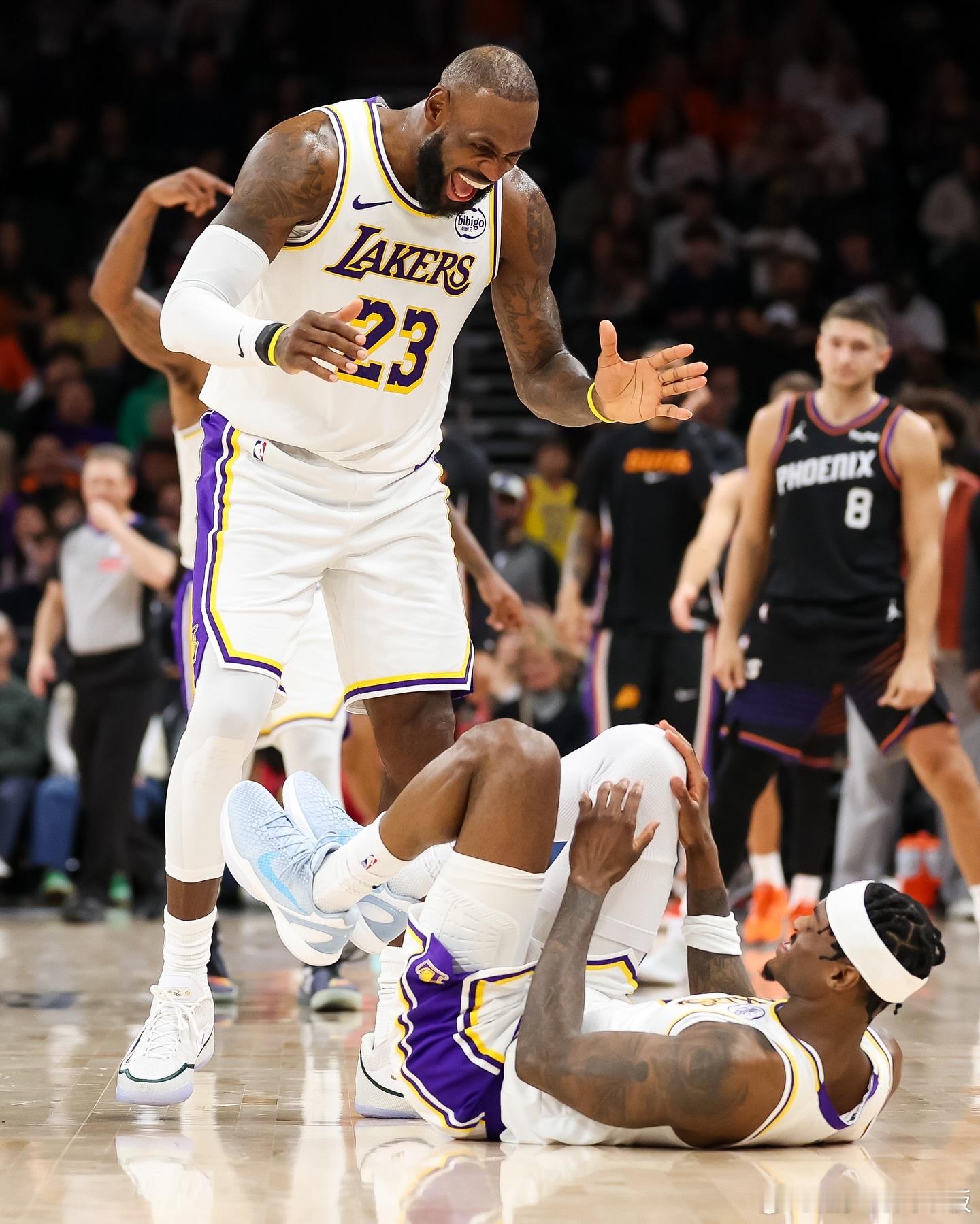 范德比尔特时隔一个月后再次更新个人Ins，晒出多张赛场照并配文⬇️“心怀信念前行