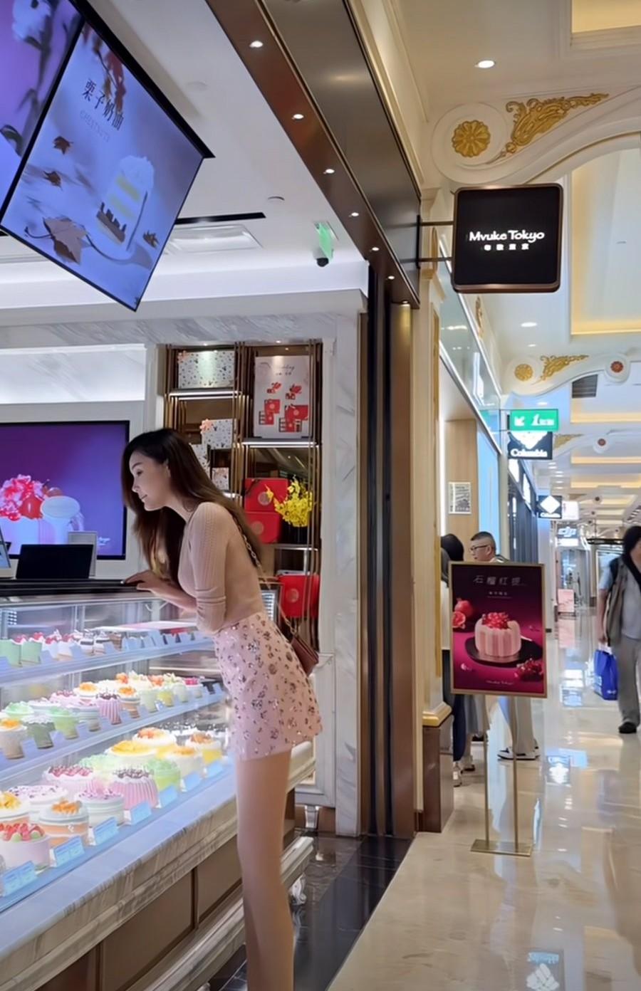 今年双十一不知道买什么
化妆品，包包都有了
奢侈品有没有💰消费
路过蛋糕店，