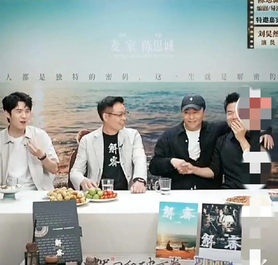 惊喜！今晚，陈思诚搂着董宇辉的肩膀，诚邀道：

“我可不可以在这里，力约董宇辉同