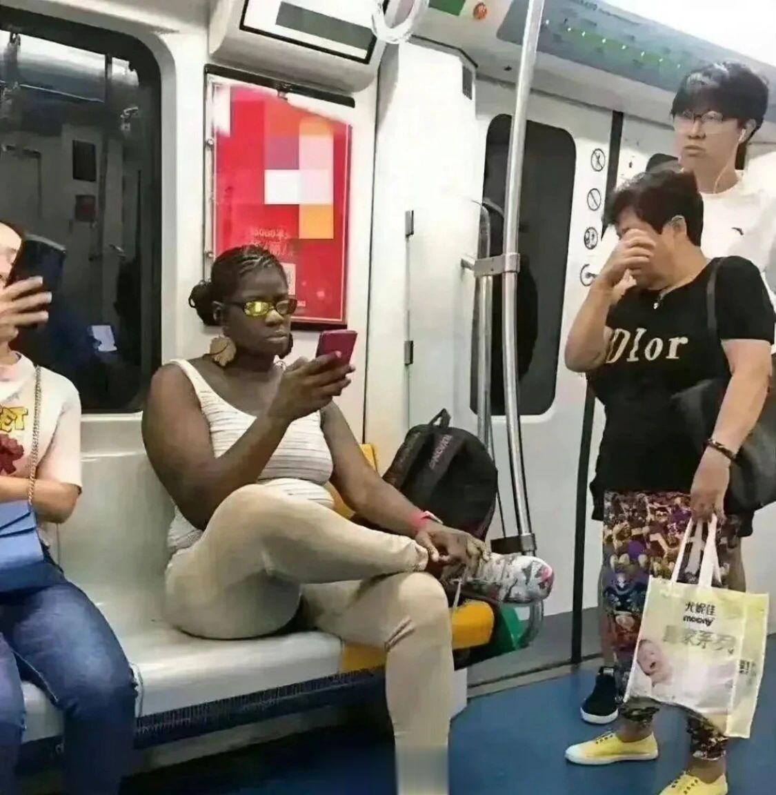 黑人女子地铁霸占两座，还将个人物品放在爱心专座上…这回爱和年轻人不许坐专座的大爷