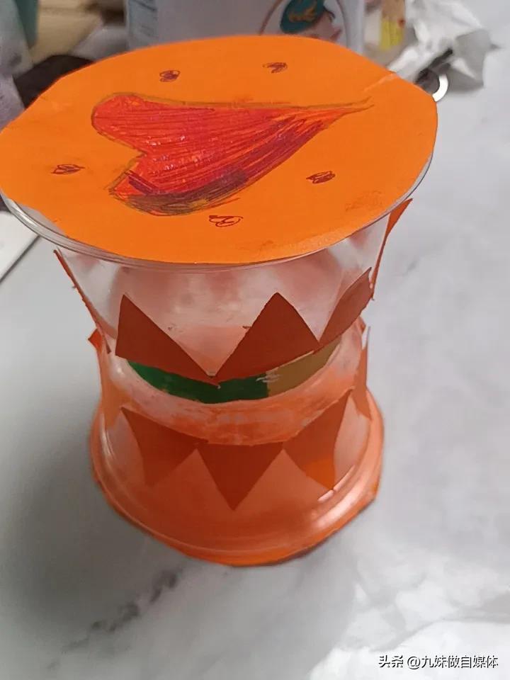 最近幼儿园又布置了手工，女儿花了两个小时做的成品[呲牙][呲牙]