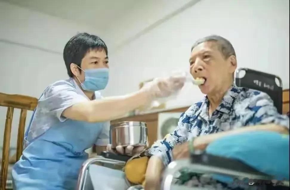 顺口溜

《人老是个宝？》

谁说人老是个宝，

失能失智太糟糕。

屎尿不知难