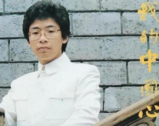 1984年，张明敏唱完《我的中国心》后被港娱拒之门外，就在他打算回电子厂继续当工