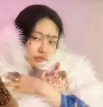 初极狭，才通侃喜欢窄的刚好够kanye通过 