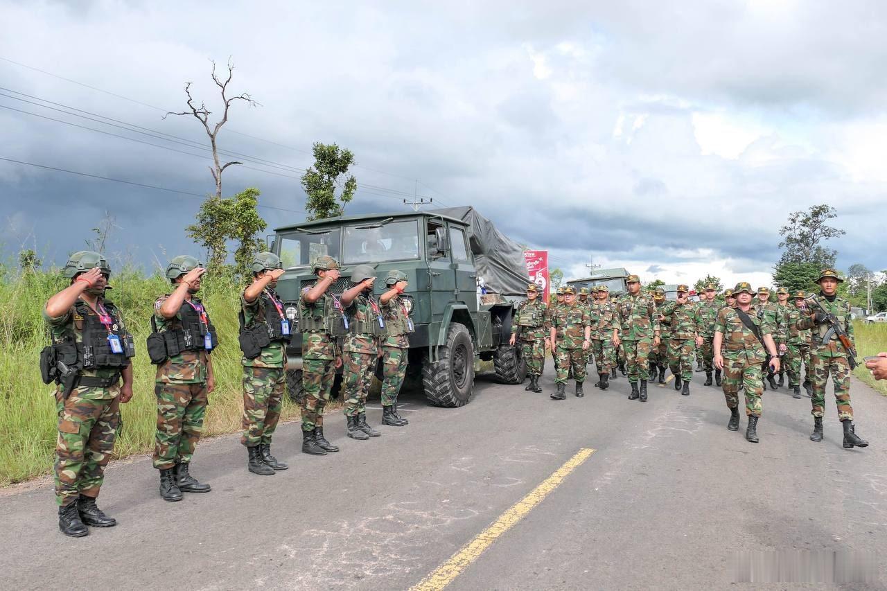 为落实《柬埔寨和泰国联合声明》柬埔寨开始从柬泰边境撤军，撤出的重武器都是中式装备