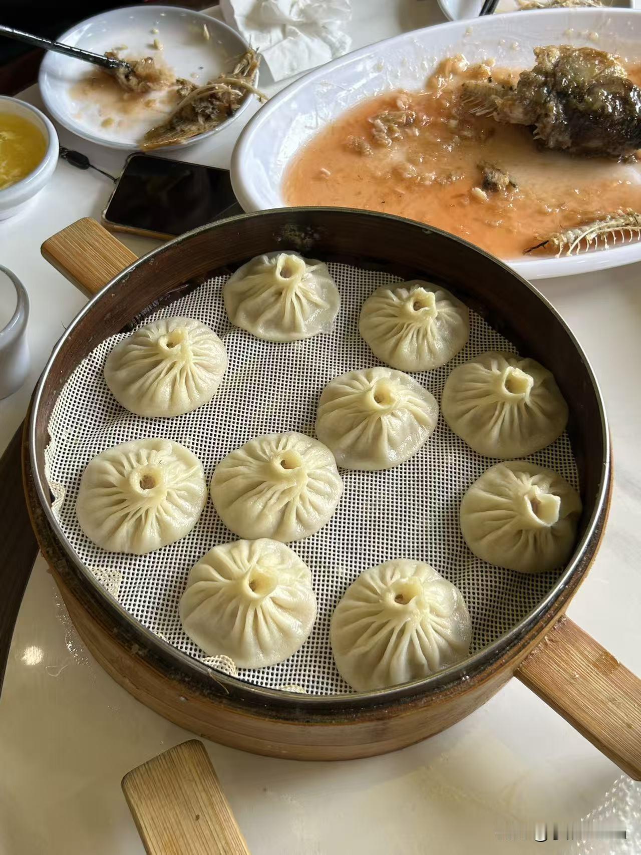 幸福从不在远方寻踪，它就藏在三餐四季的细碎里。安守当下，不疾不徐，满心欢喜。