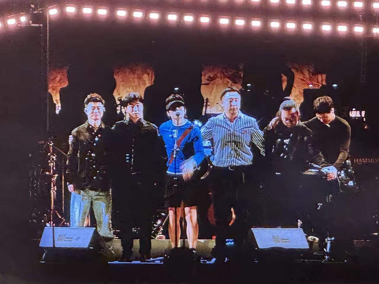 赵雷演唱会，最让人感动的，不是给妈妈留位置，也不是公开有儿子，而是请了高中组建的
