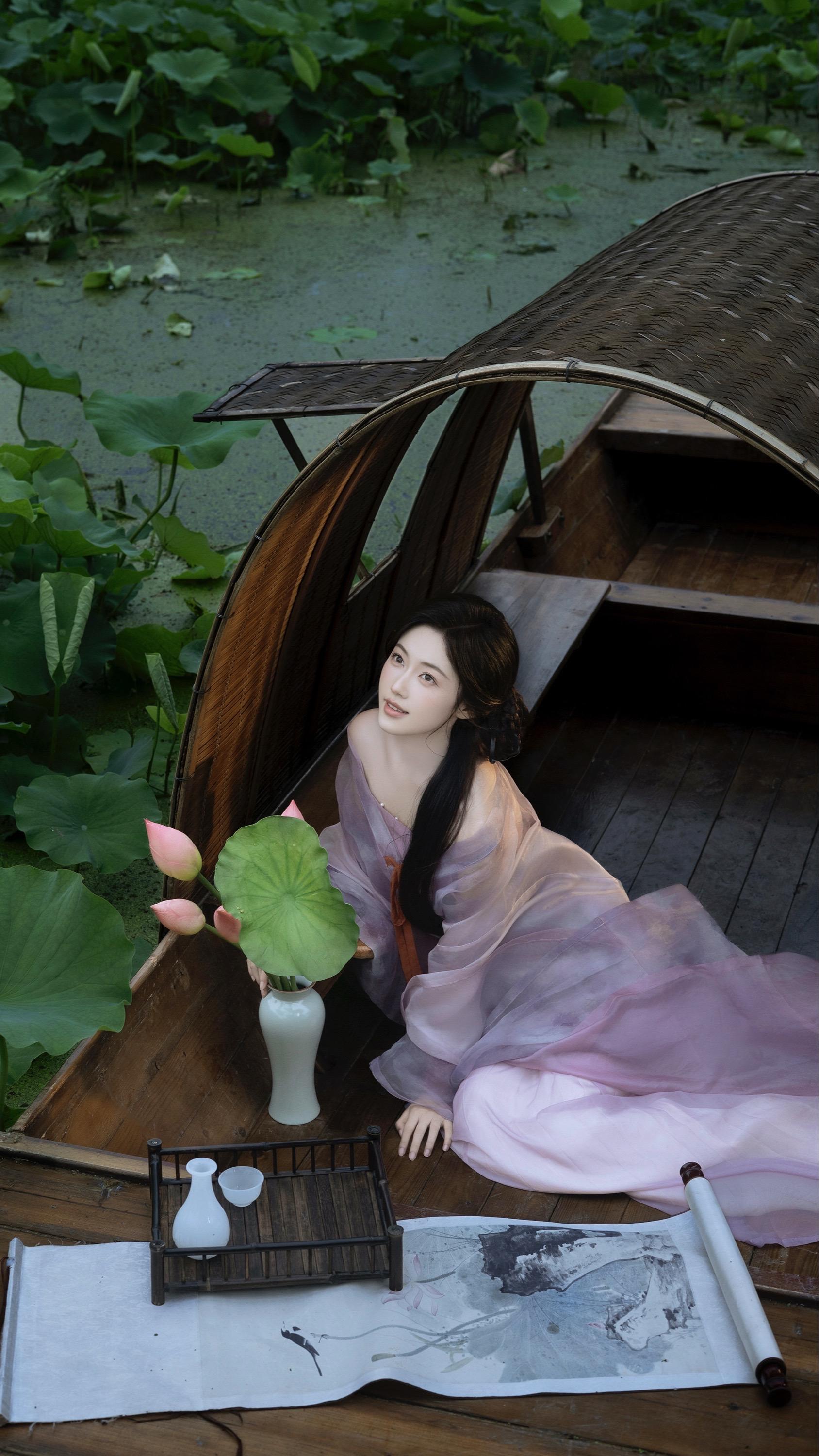 误入藕花深处。