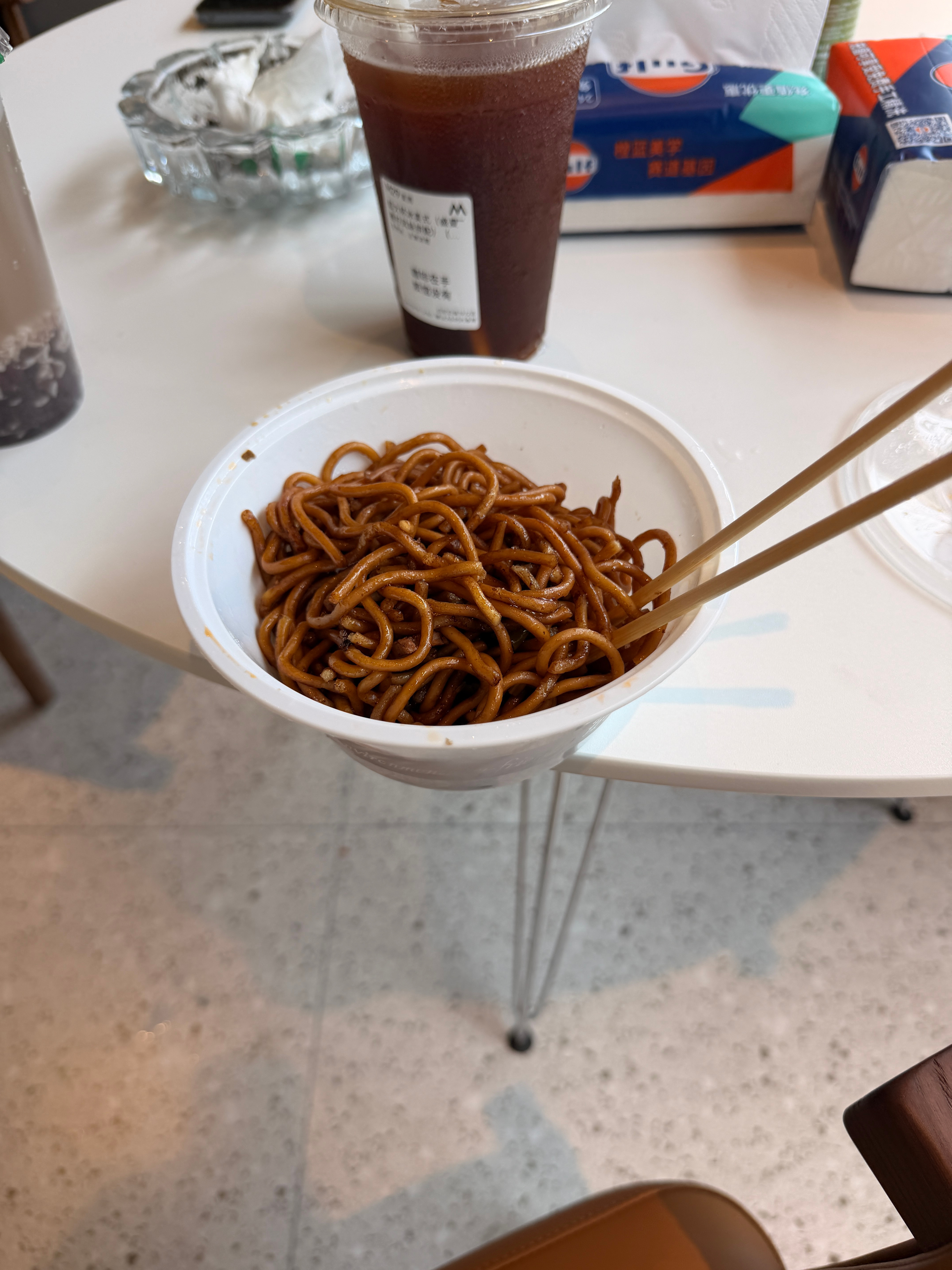 今天有4个人来面试！第一个就是👇这个小姐姐～阿辉面🍜都不吃了，去给小姐姐做服