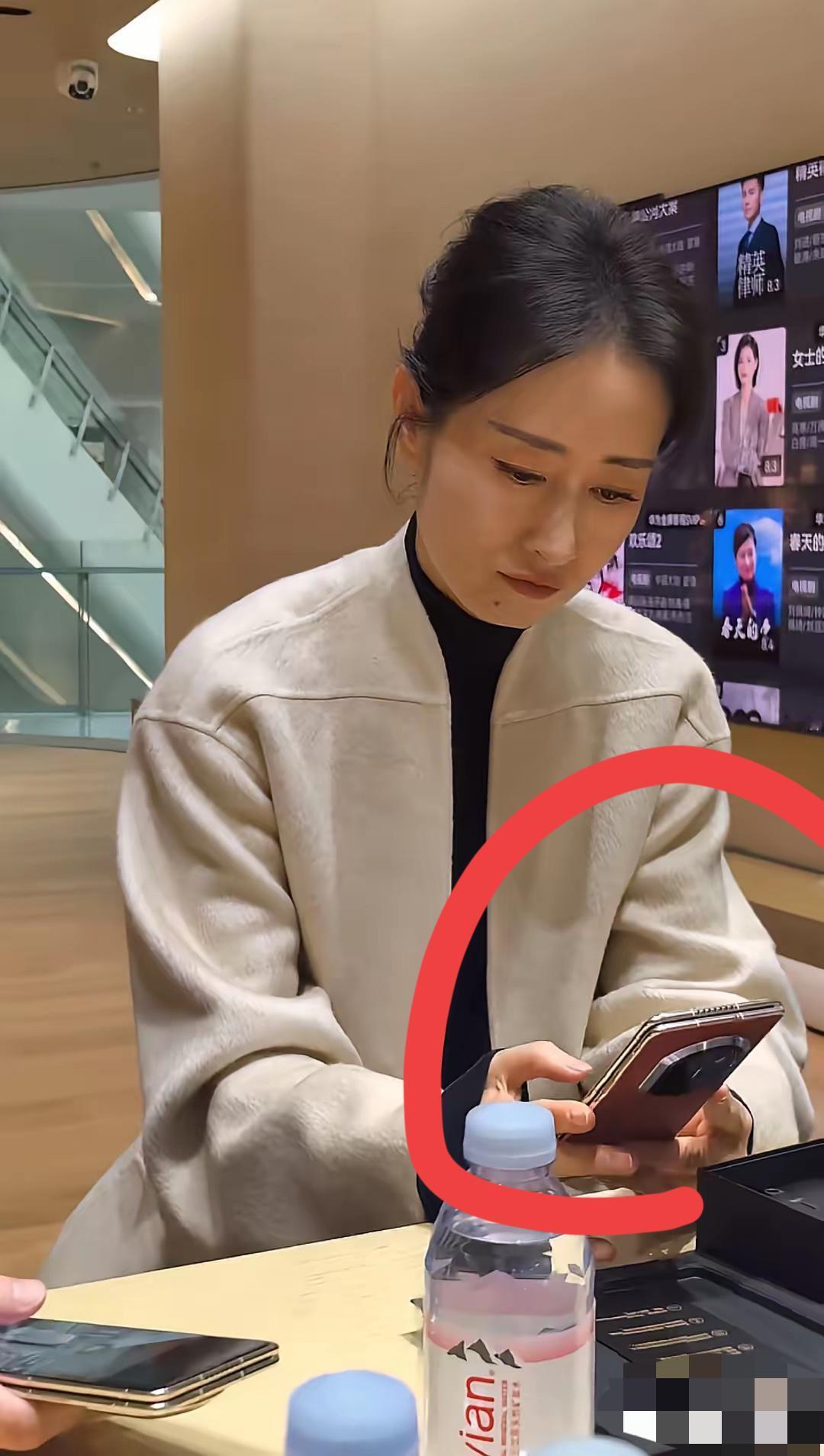 请问一下刘敏涛用的手机是什么牌子的