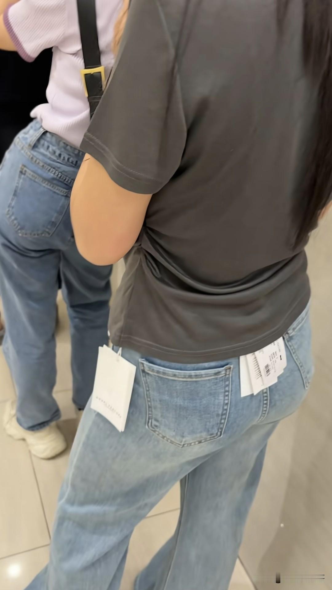 这是一位博主排队时拍到的，我就在想，当这样的人越来越多的时候，将来某天拍摄“剪吊