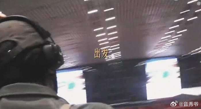 曾舜晞机场帮路人扶行李箱谁懂曾舜晞这个小举动有多戳人！机场扶梯口路人行李箱倒地，