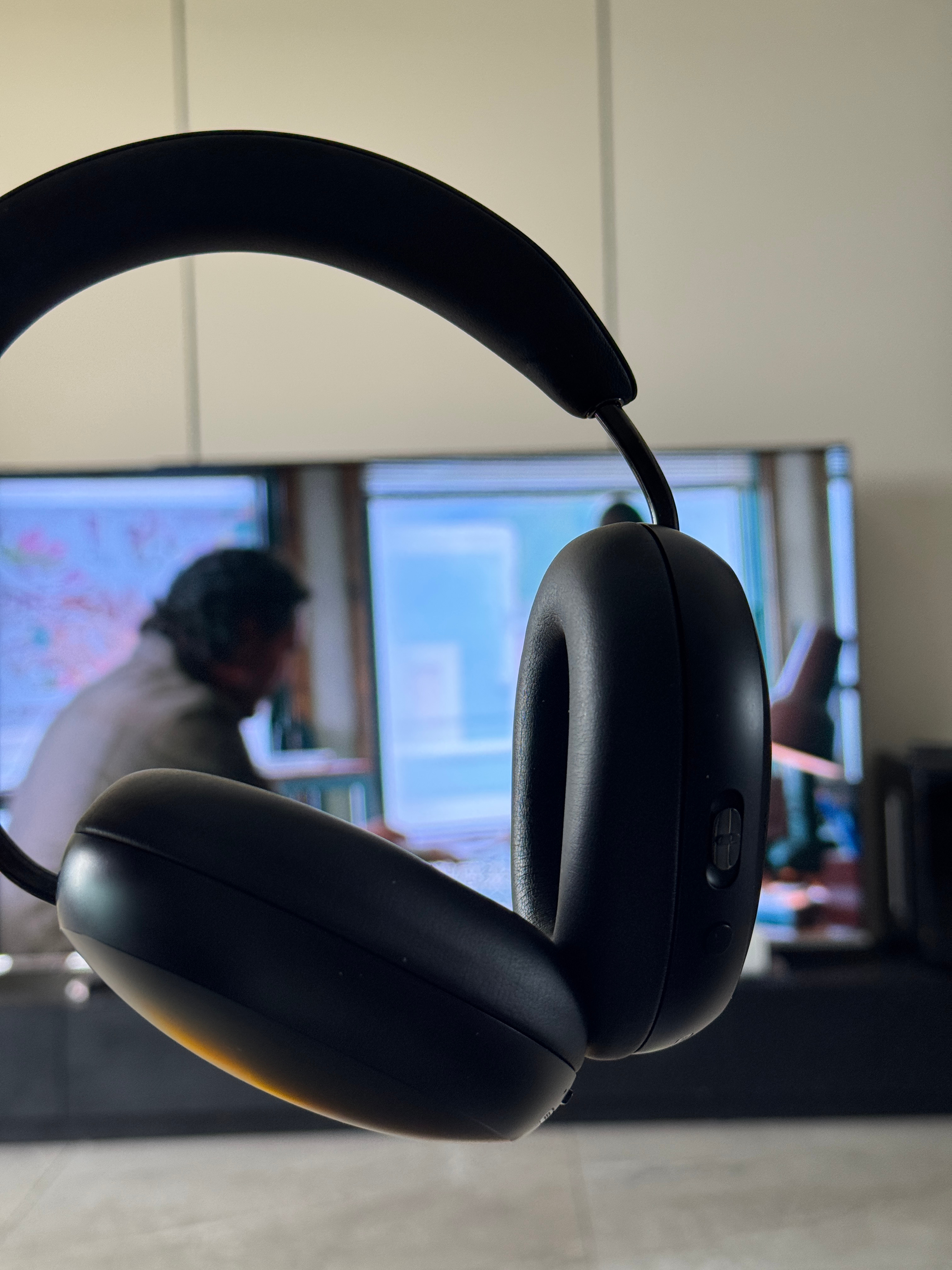 sonos音响搭配sonos耳机的好处是，即便假期家里很吵，你可以戴上耳机，自动