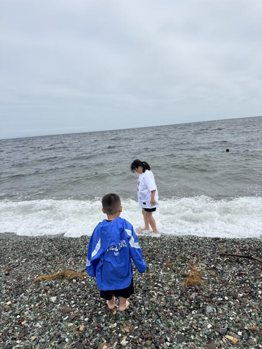 俄罗斯海参崴玻璃海滩被中国人占领了