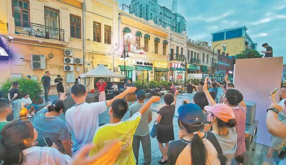 新时代新龙江我的宝藏黑龙江 近日，2026年“舞台的夏天”阳台音乐节第二场在中央