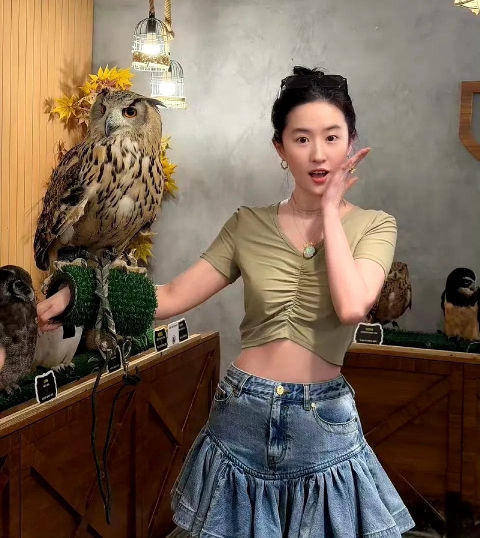 我敢断言：相对于现在冰肌玉骨的刘亦菲，没有人不喜欢曾经那个珠圆玉润的刘亦菲！
