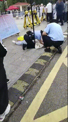 考场外揪心一幕：家长紧张晕倒，医护紧急施救！
孩子进考场，家长的心也跟着揪紧了。