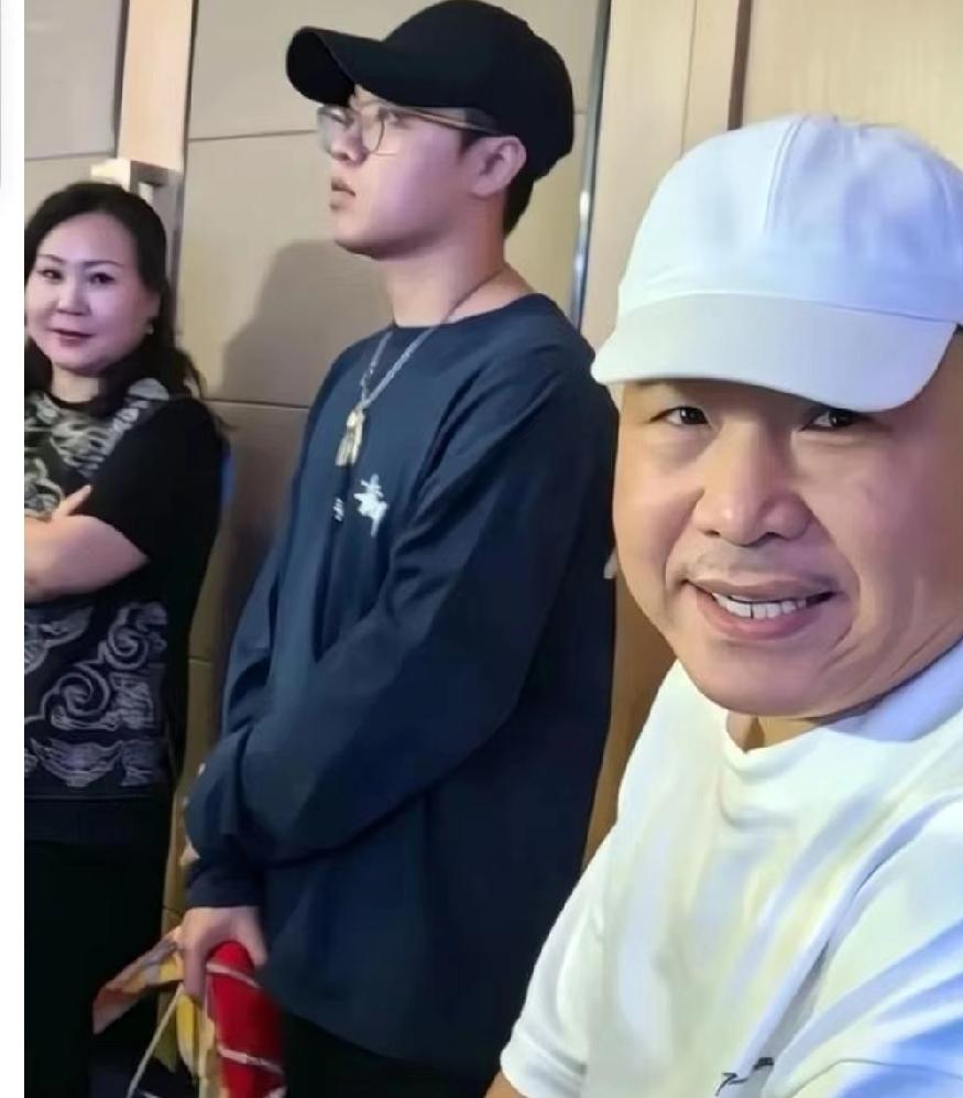 小二发新歌了，能哥能嫂都专程来给他站台。说到底是自家亲孩子，儿子刚出道全靠父母托