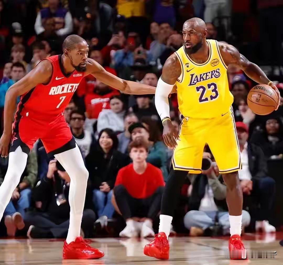 詹姆斯真是老夫聊发少年狂，这轮系列赛目前的发挥简直无懈可击啊。
四旬老汉油箱里还