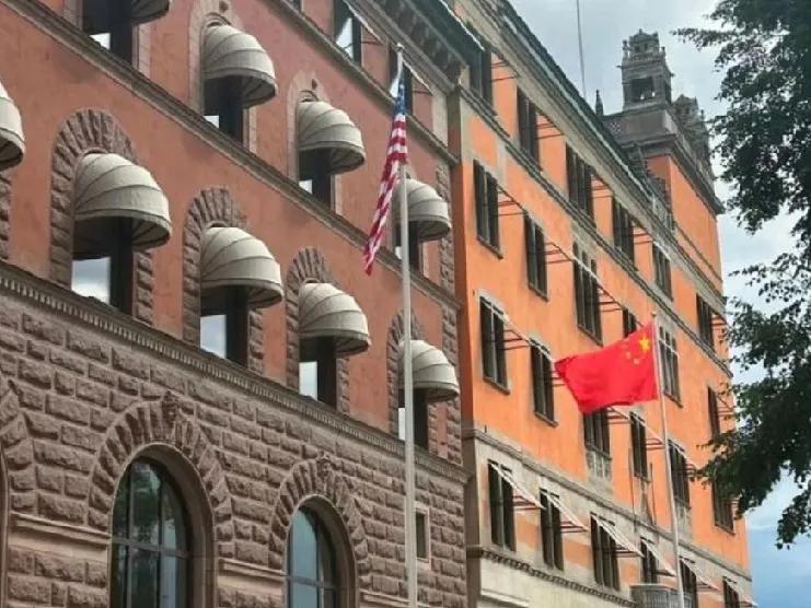 8月3日，新加坡《联合早报》发文:“中美贸易谈判谁更占优？表面看皆是寸步不让，中