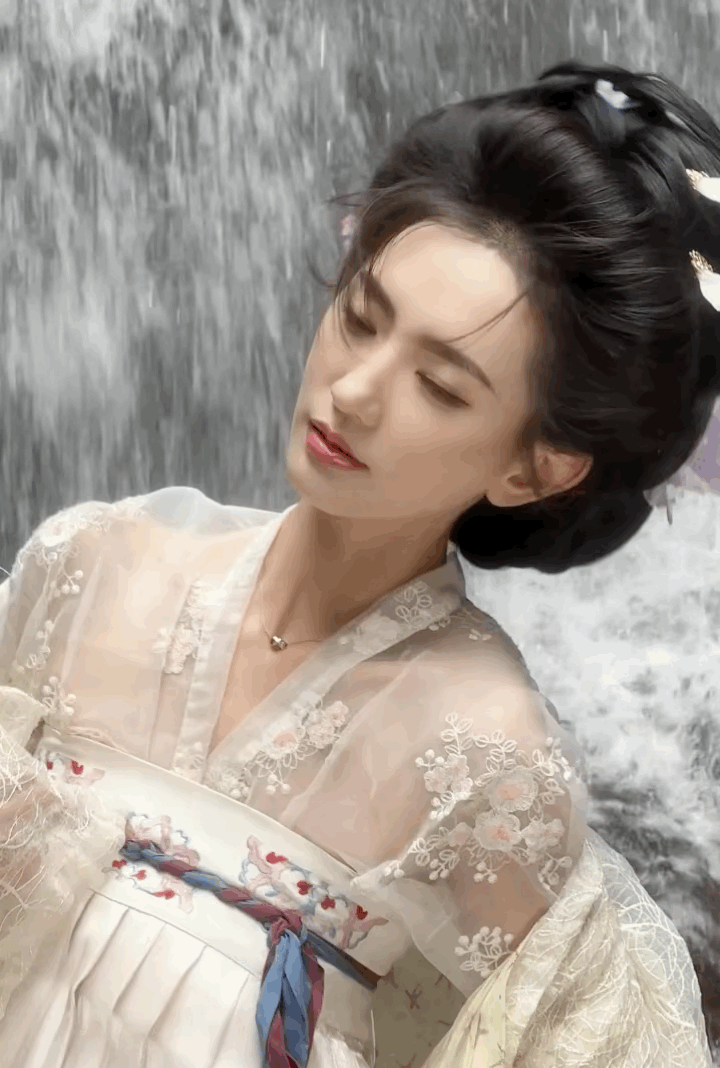 张婉莹出道就有新剧新综  张婉莹的综艺太值得期待了吧？官宣《演员请就位3》！坐等