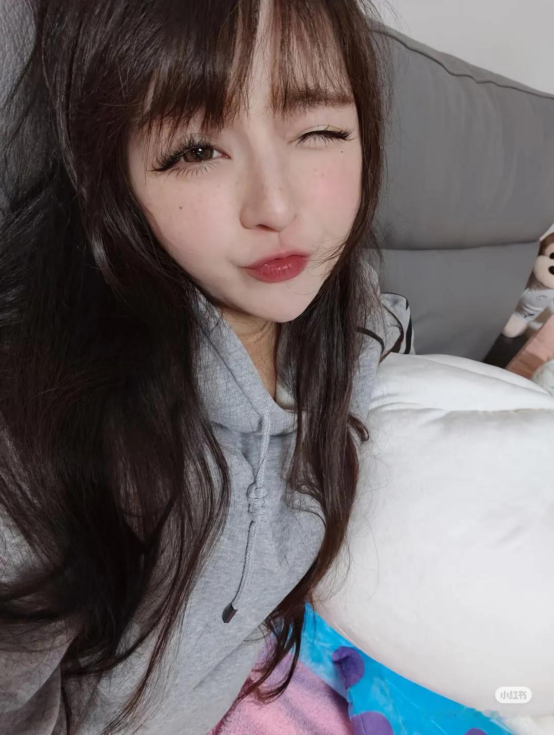 话说台湾近几年就推出了许多颜值和气质都相当不错的新晋博主，而绵就是其中之一。凭借