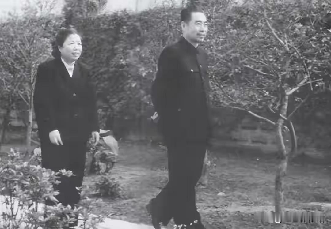 周恩来总理与邓颖超缓步漫步园中。二人并肩慢行，从容闲适。在繁忙政务之余相伴漫步，