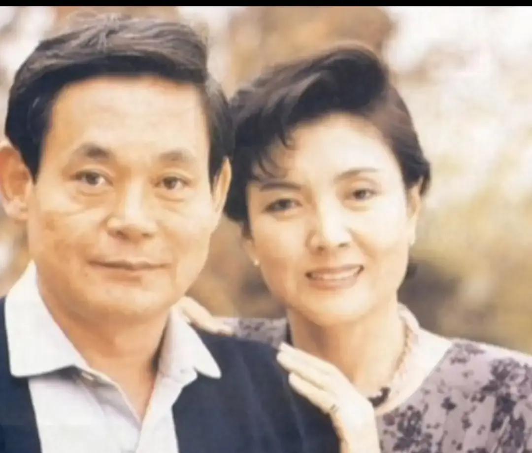 她站门口笑得像没事儿。
他上头条闹得像家常便饭。
这豪门婚姻，实在是把感情当成战