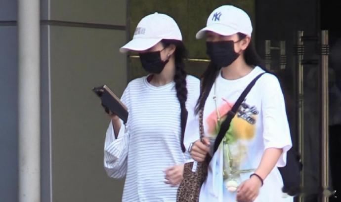 杨幂五指袜杨幂穿五指袜杨幂去练瑜伽了，穿五指袜感觉很舒适啊，又被杨幂安利到了 ​