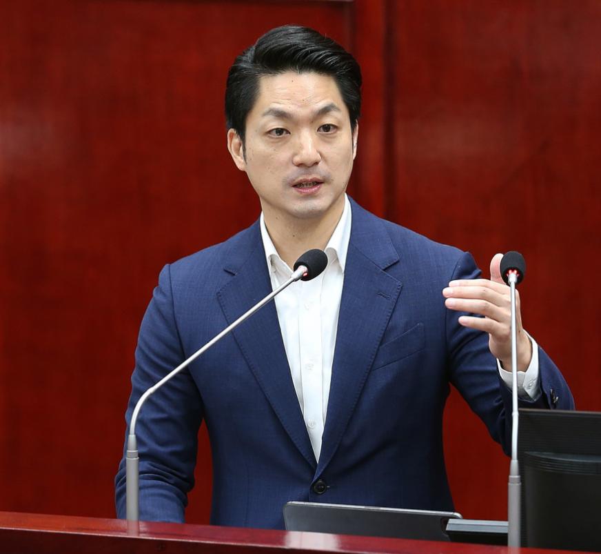 台北市长蒋万安今天出席开工典礼，被问到“你是台湾人还是中国人？”，他表示，“我是