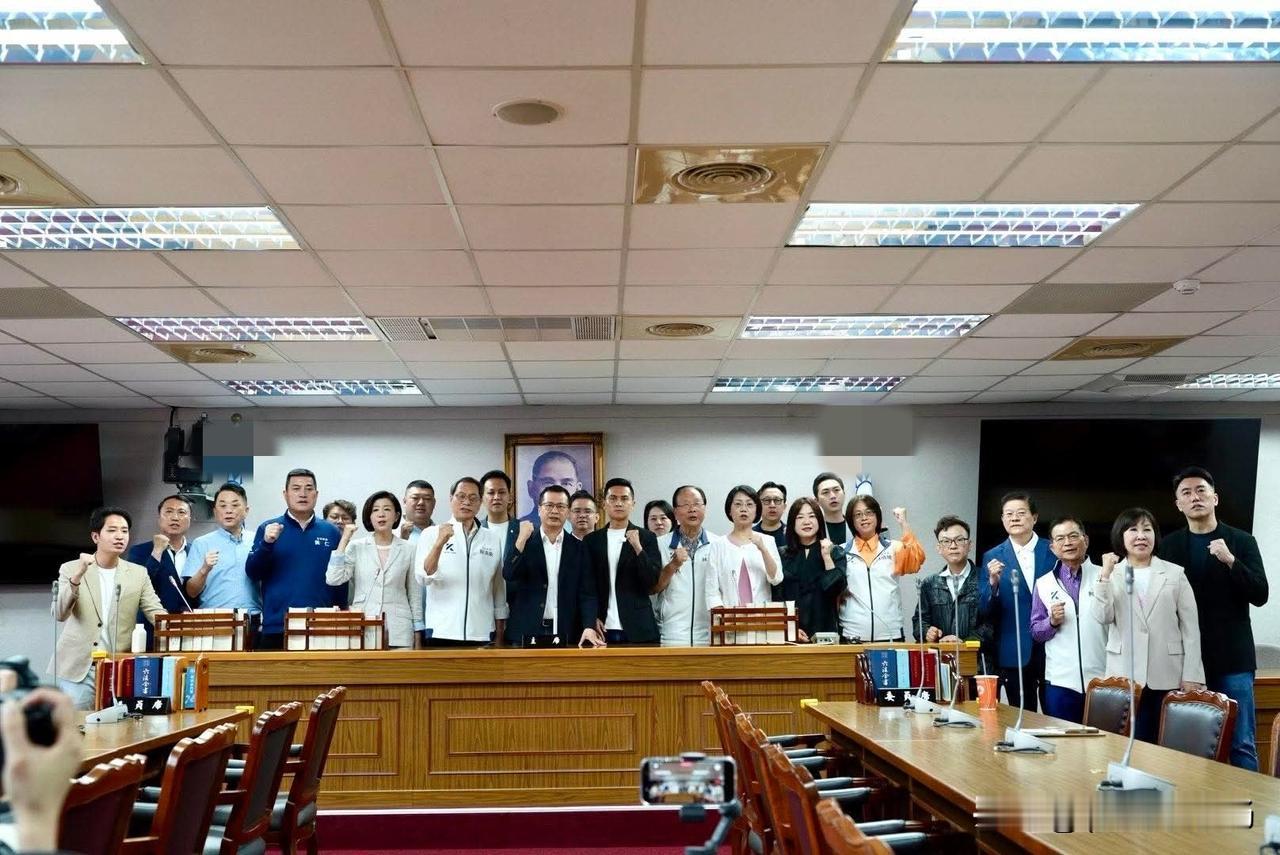 一半以上的立委支持何元楷
虽然民调萧敬严胜出，但是他的背骨已引起众怒，今天下午一