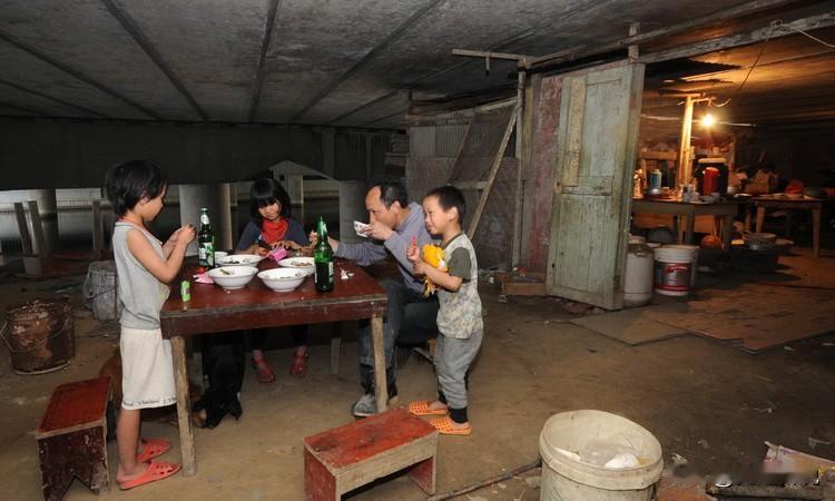 2000年，嘉兴一对夫妻居住在简陋的桥洞里，二人生下了2儿2女，一家人不仅要和蛇
