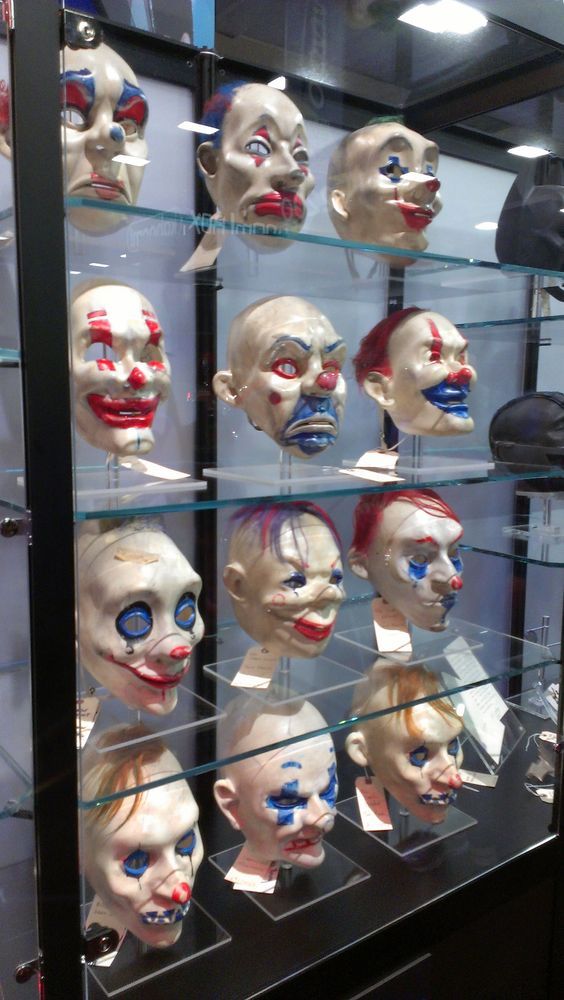 2014年圣地亚哥动漫展上展出了《蝙蝠侠：黑暗骑士》中的小丑帮面具。春节档马上有