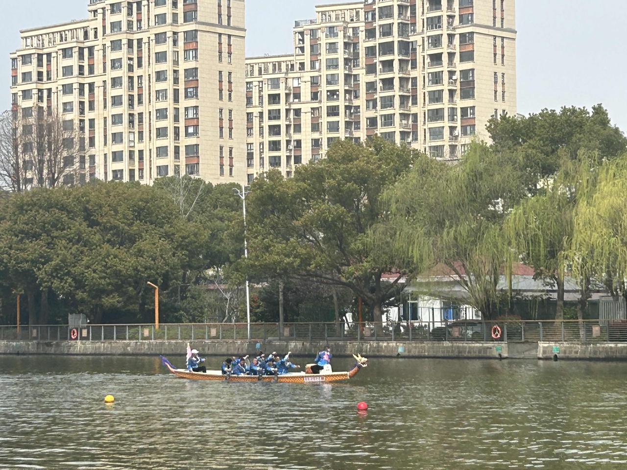 梦里明明爬山涉水，见了好多好多人，情节清晰得像部电影。可一睁眼，全碎了。

拼命