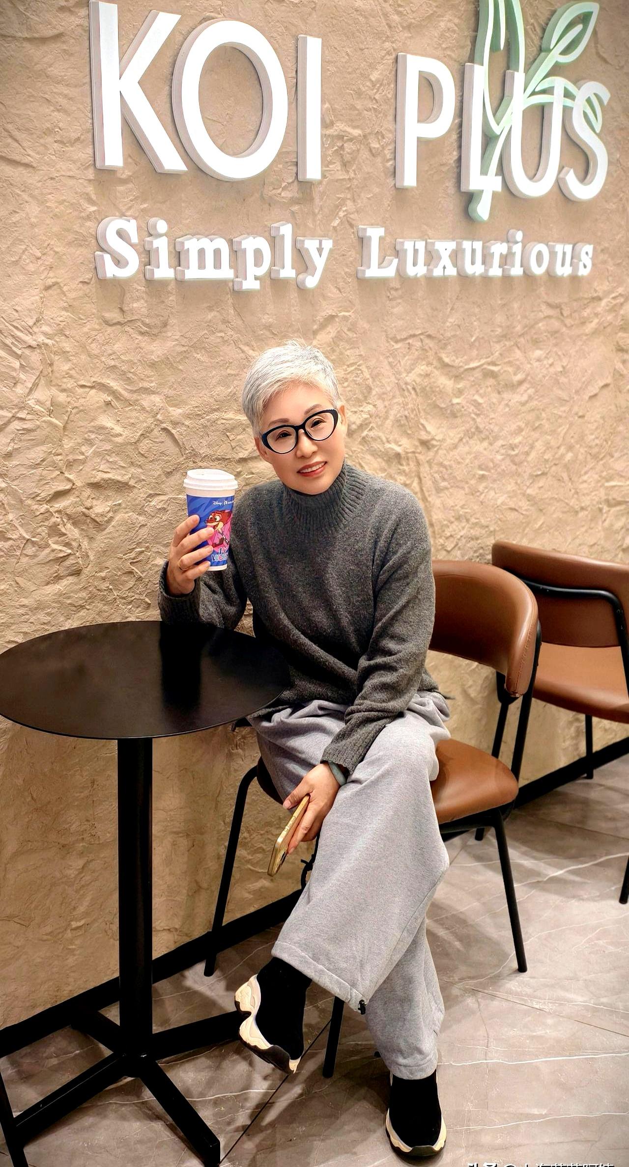 LV7徽章刚发，评论区炸锅了！
 

某博主晒出2025年大众点评“顶配”周边：