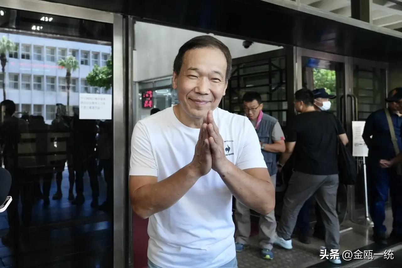 李贞秀骂钟小平是狗 

继昨天上午在立院骂国民党台北市议员钟小平是狗后，民众党立